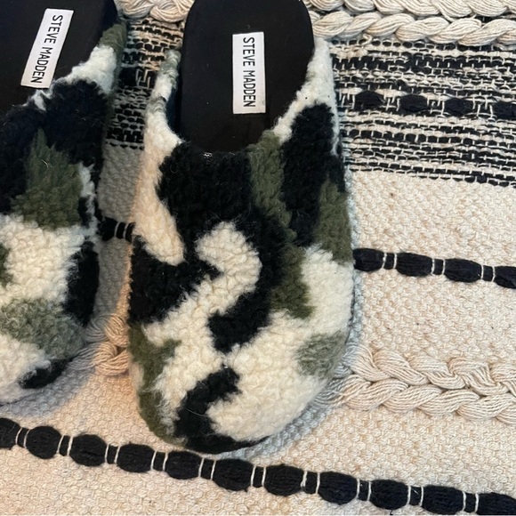 Steve Madden Camo Slippers Slip On - Picture 5 of 8